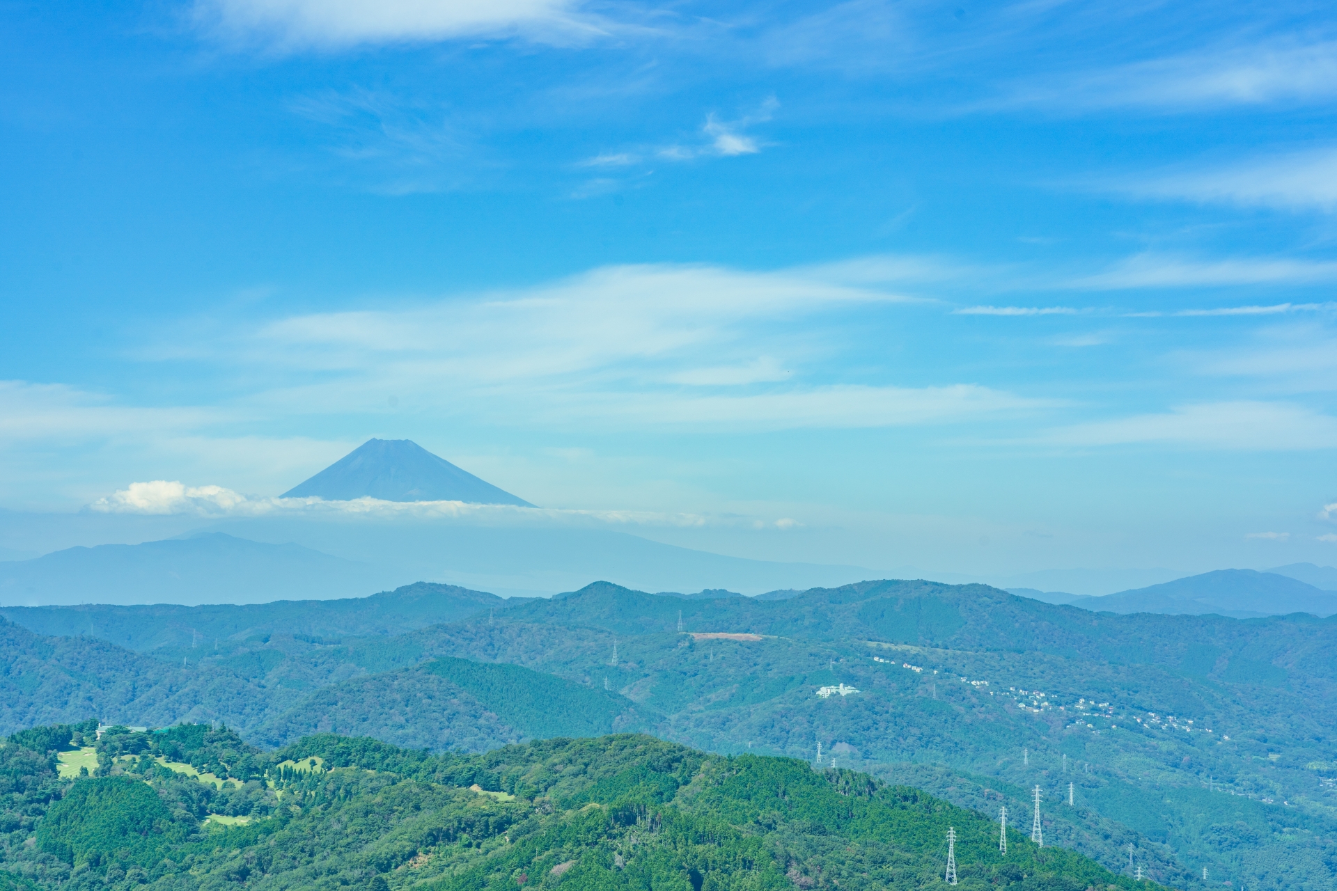 山並みの向こうに見える富士山