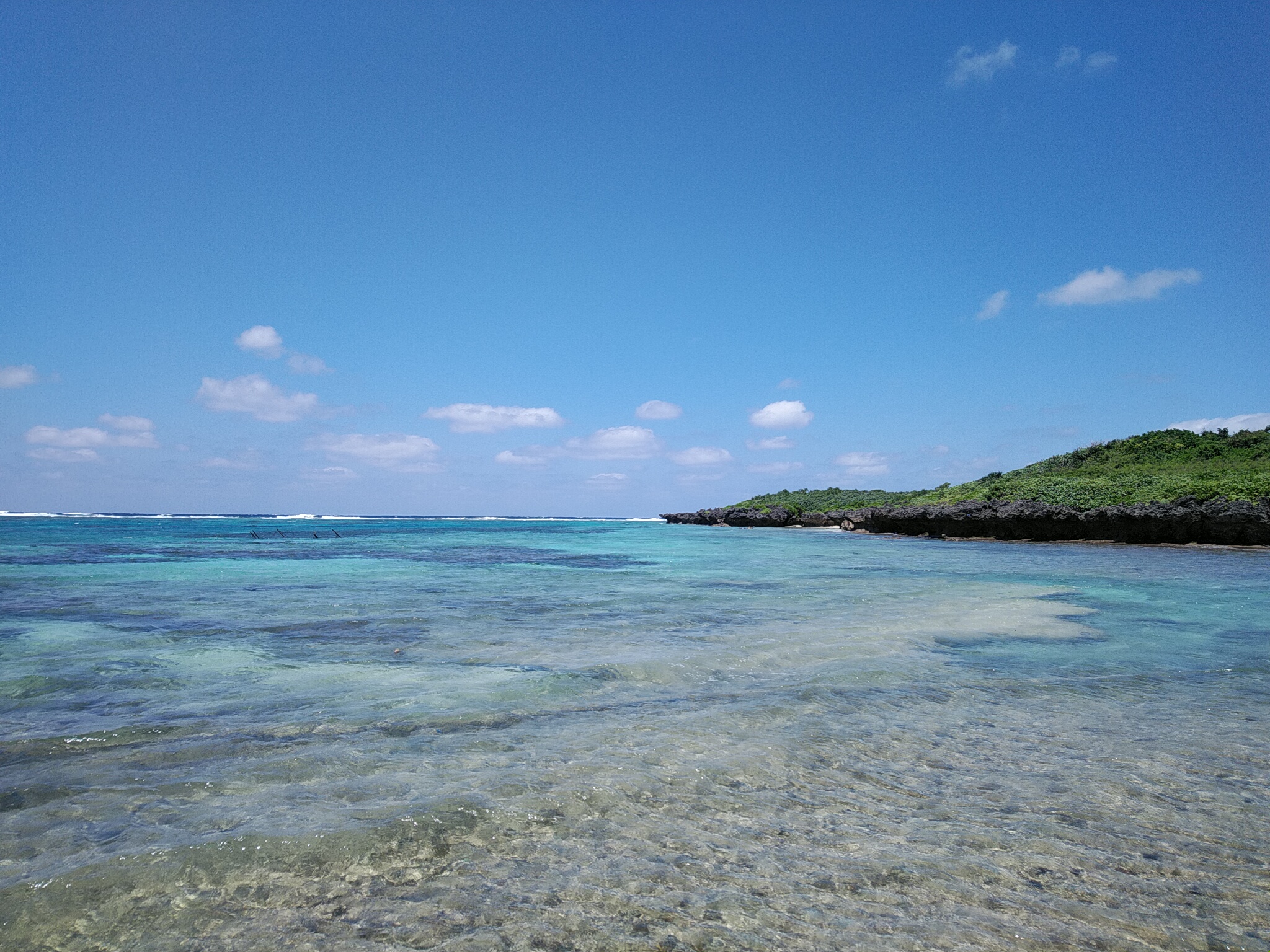 青く透きとおった海の風景