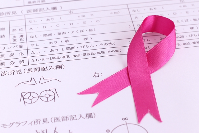 乳がん検診の問診票とピンクリボン