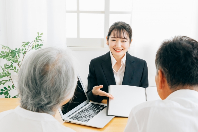 専門家に相続の相談をする様子