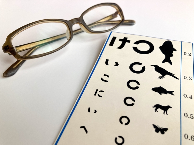 老眼鏡と視力検査表
