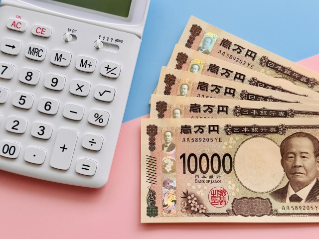 電卓と現金（買取金額のイメージ）