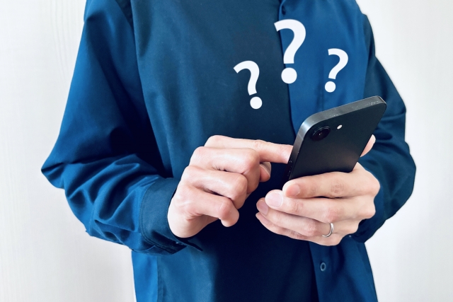 スマートフォンの操作に戸惑う様子