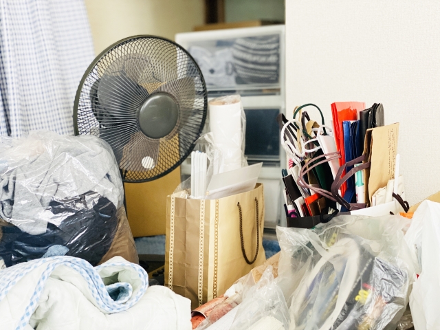 衣類や日用品でいっぱいの部屋