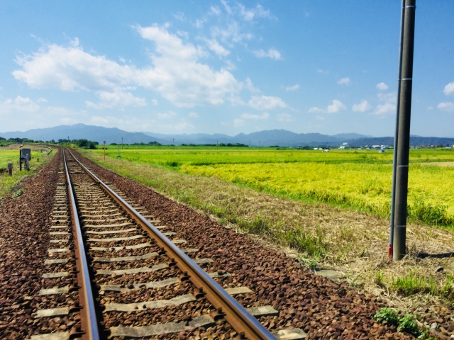 まっすぐ続く線路と青空