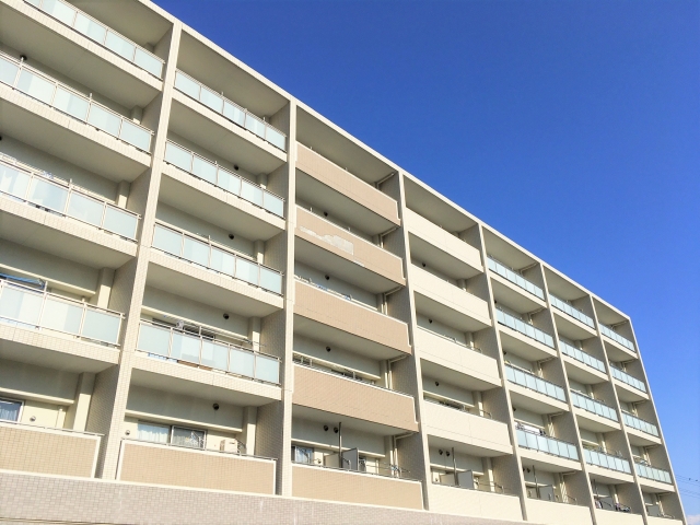青空を背にした新しい集合住宅