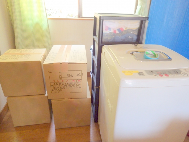 引越しの段ボールと全自動洗濯機