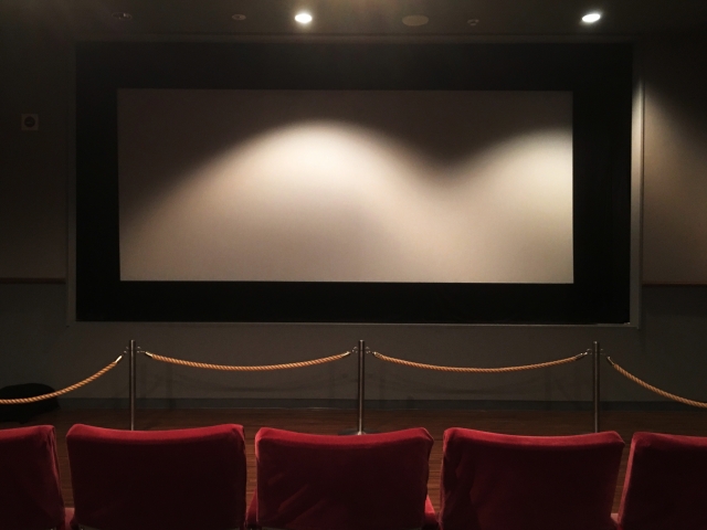 映画館の椅子とスクリーン