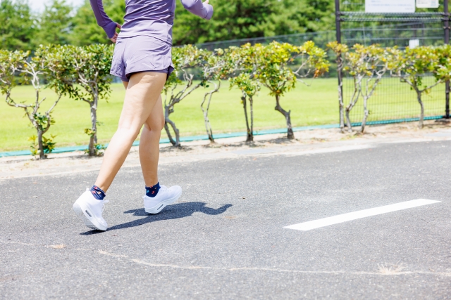 道路を走る人の脚元