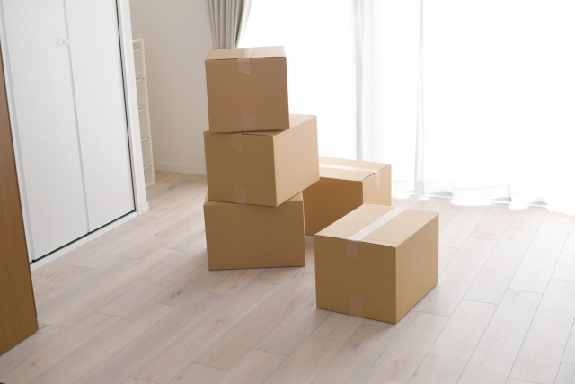 部屋に積み上げられた段ボール箱