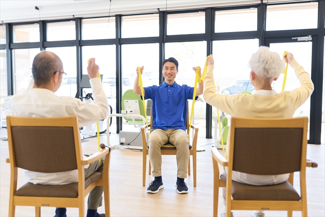 デイサービスで体操をする高齢者