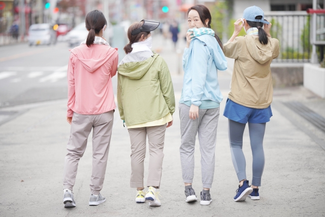 ウォーキングする女性たちの後ろ姿