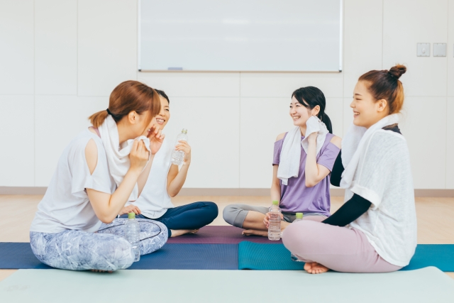 運動のあとにおしゃべりする女性たち