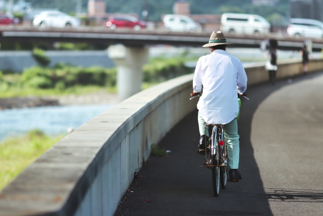 自転車で走るシニア男性