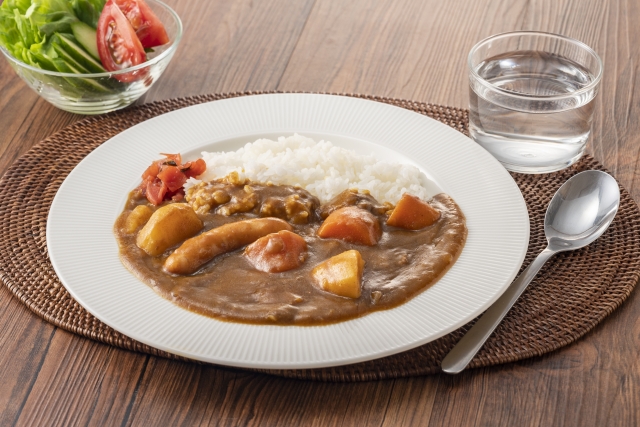 白い皿に盛られたカレーライス
