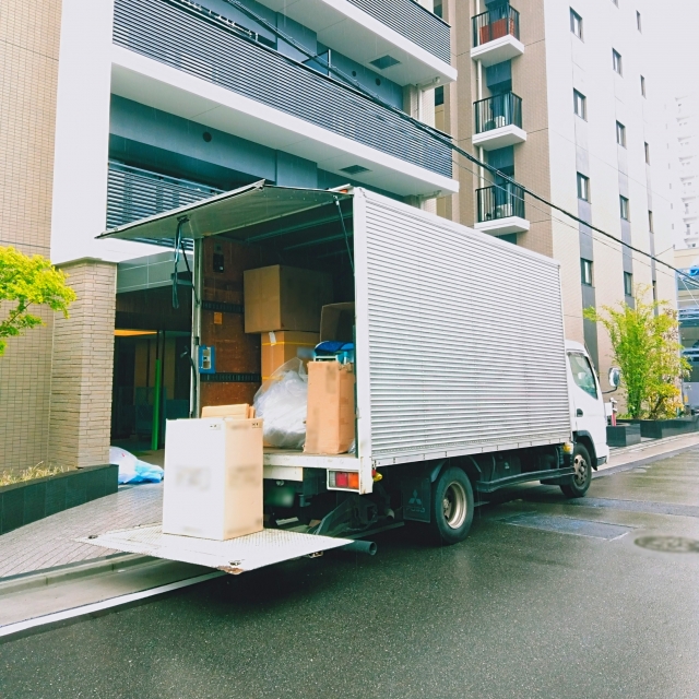 荷物を積んだ引っ越しトラック