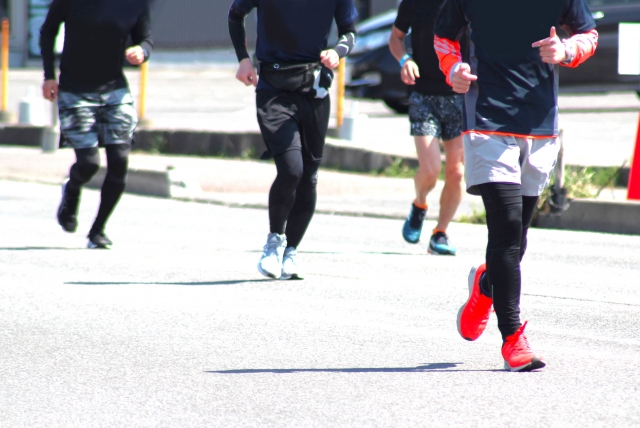 マラソン大会で走る人たちの脚