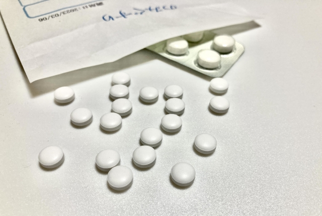 処方された薬の袋と錠剤