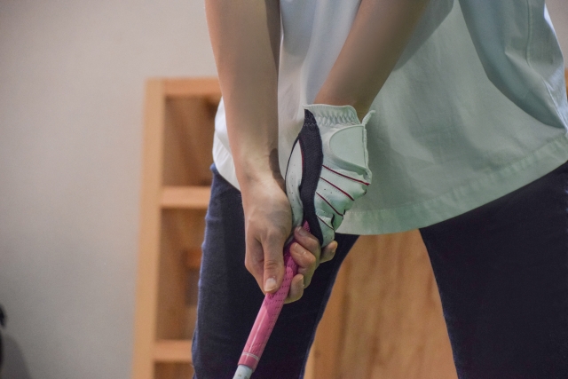 レディース用のゴルフクラブを握る女性の手