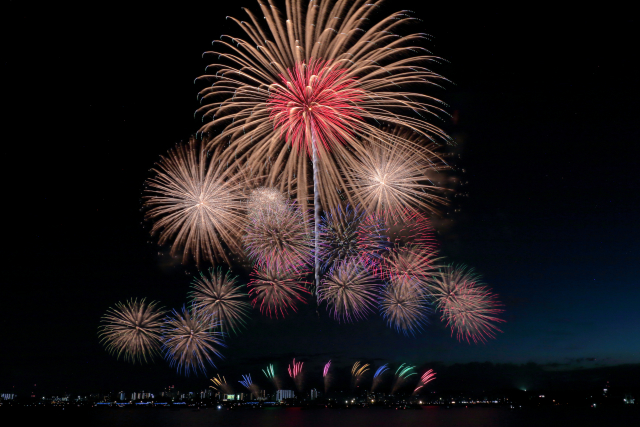 夜空に上がる花火
