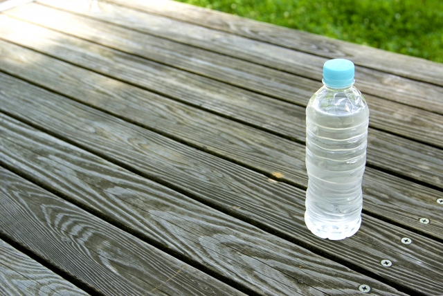 木のテーブルに置かれたペットボトルの水