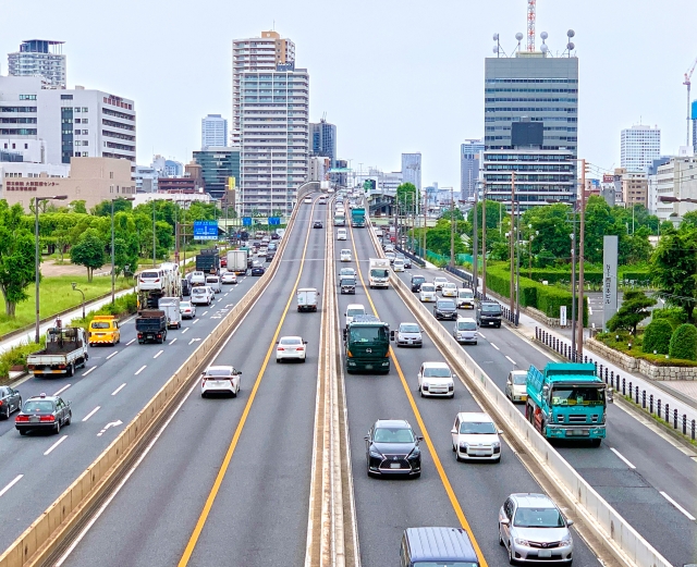 車が流れる高速道路
