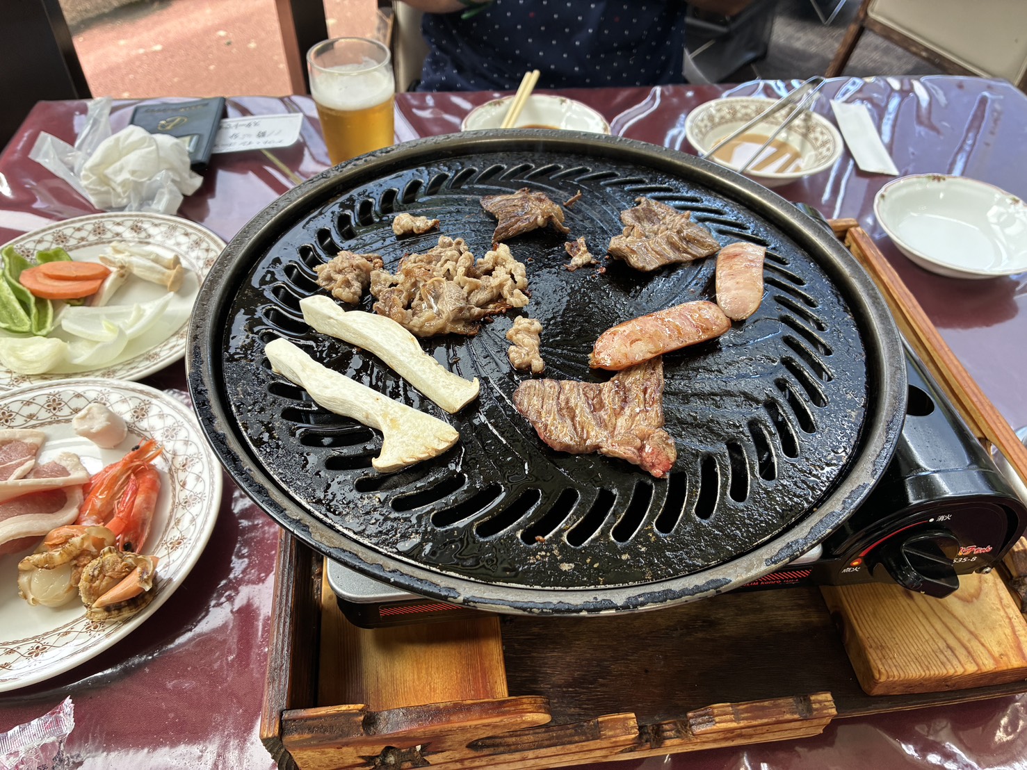 焼肉食べ放題のロースターと肉・野菜