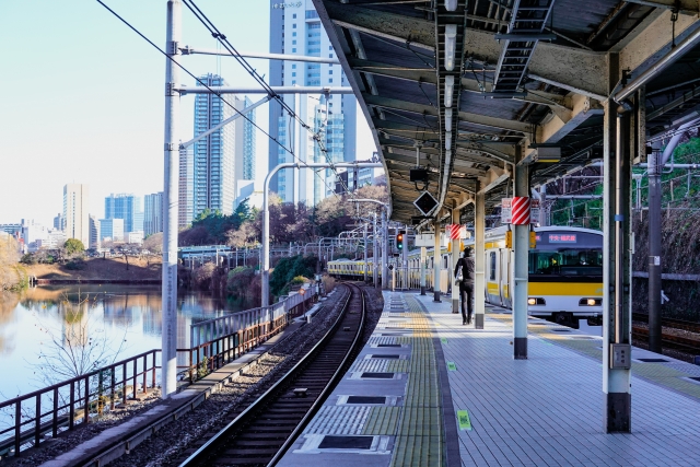 電車が入ってくる都会の駅のホーム
