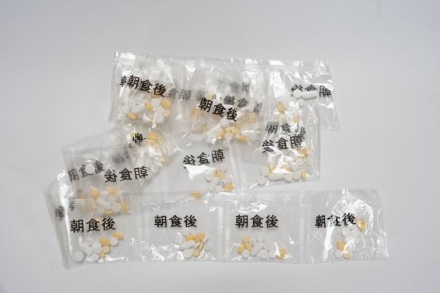 「朝食後」と印字された、1回分ずつまとめられた分包の薬
