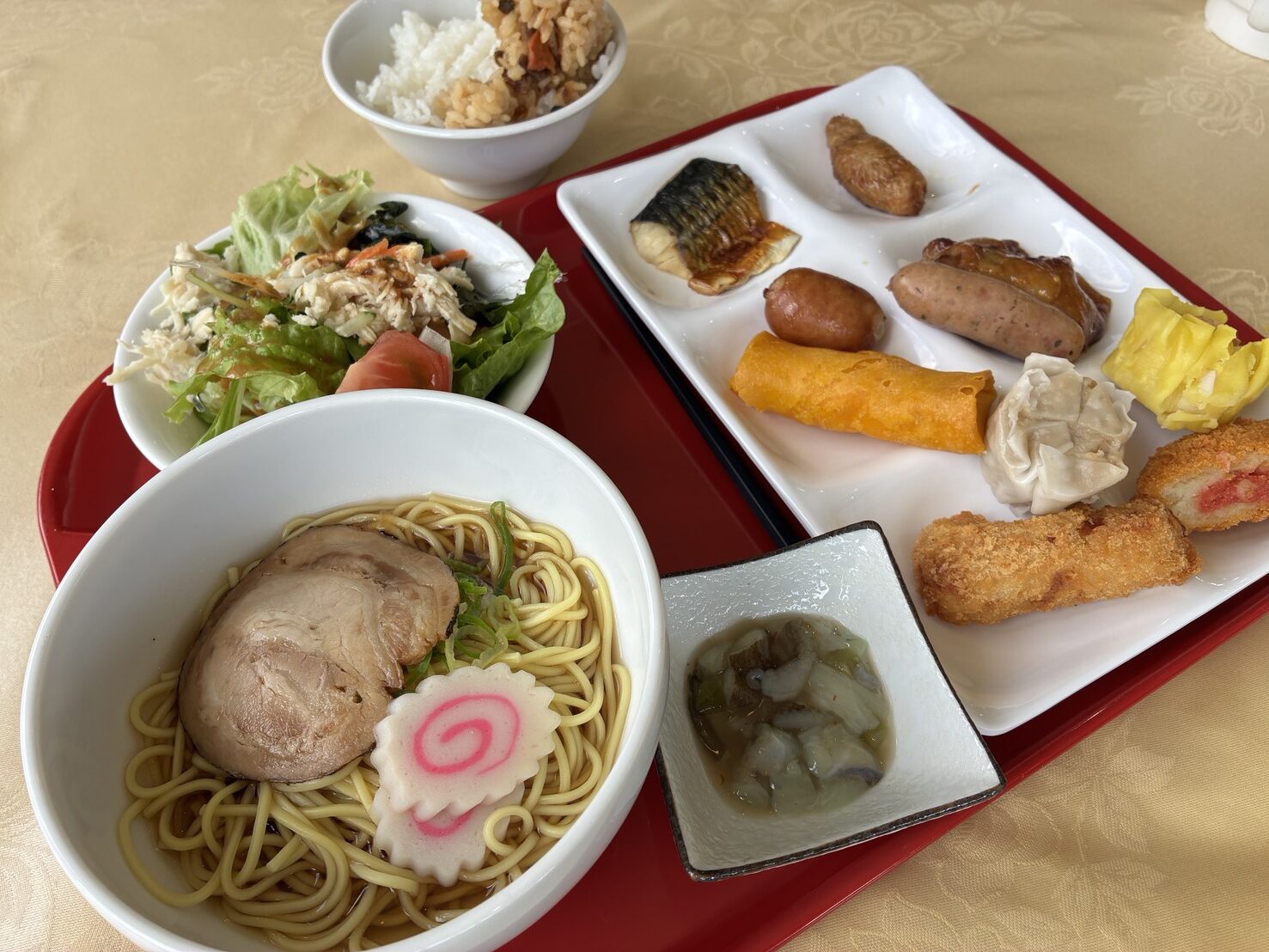 バイキングで取ったラーメンとおかずのトレー