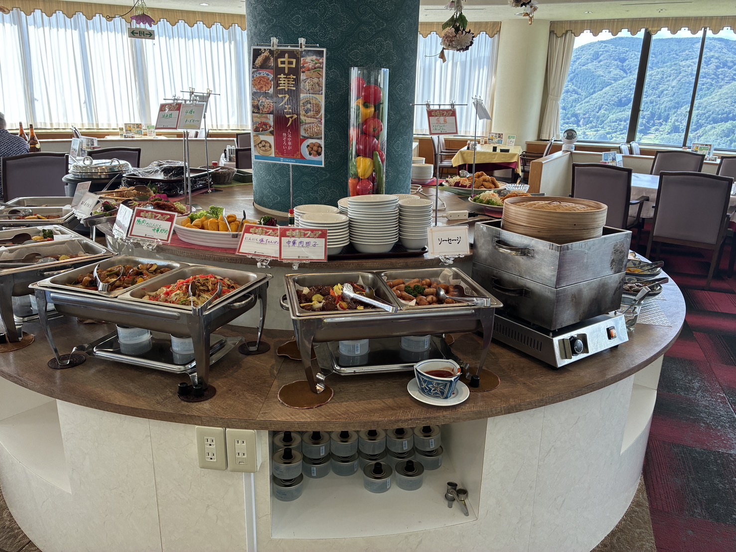 料理が並ぶランチバイキングのコーナー