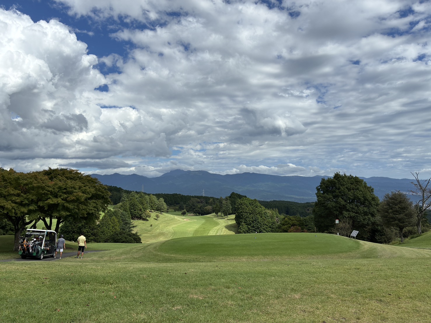 三島ゴルフ倶楽部のフェアウェイと遠くの山並み