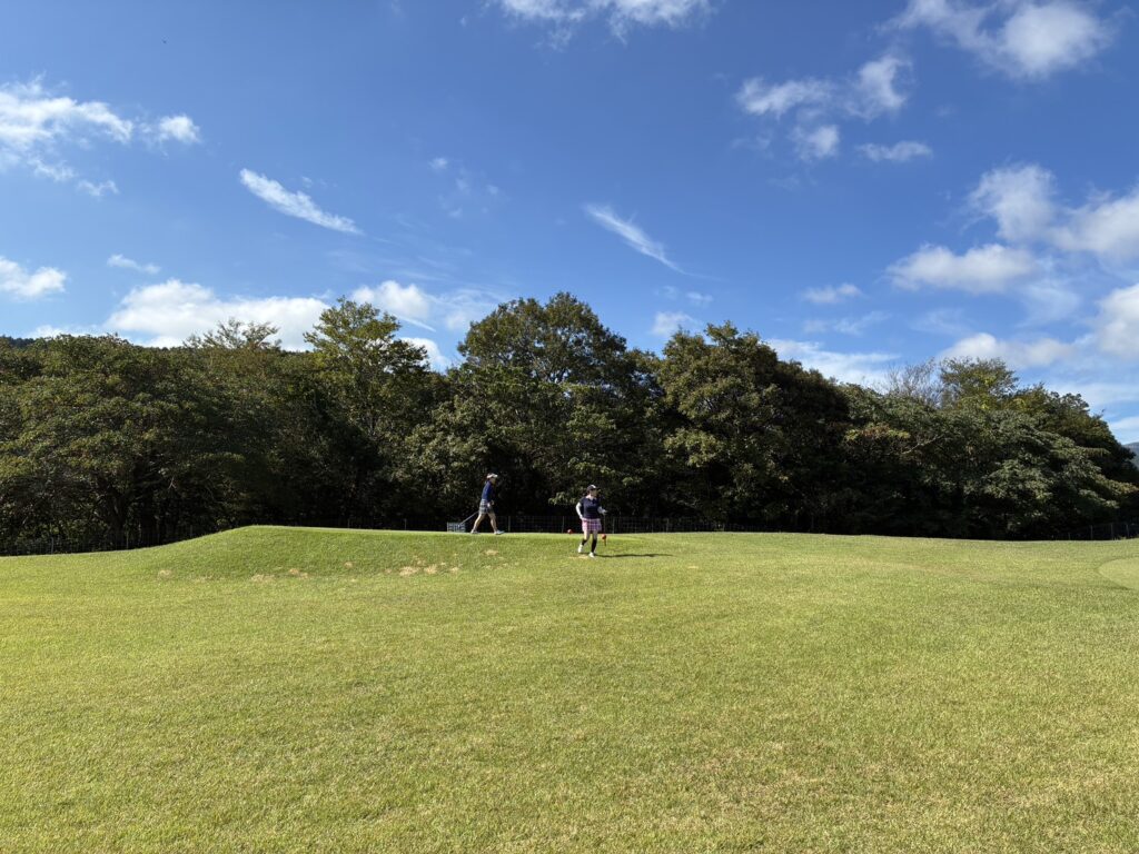 前の組が見えるフェアウェイ